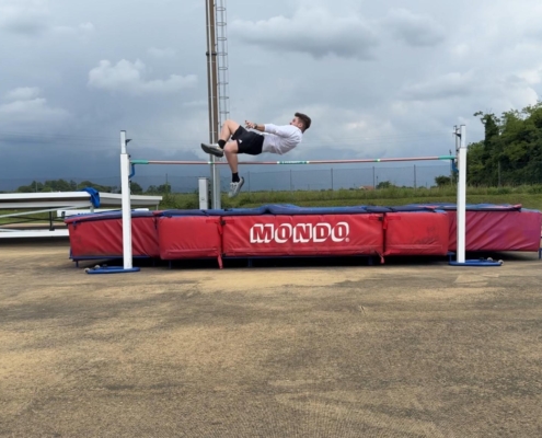 persona che fa il salto in alto