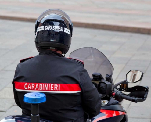 carabiniere di schiena in moto